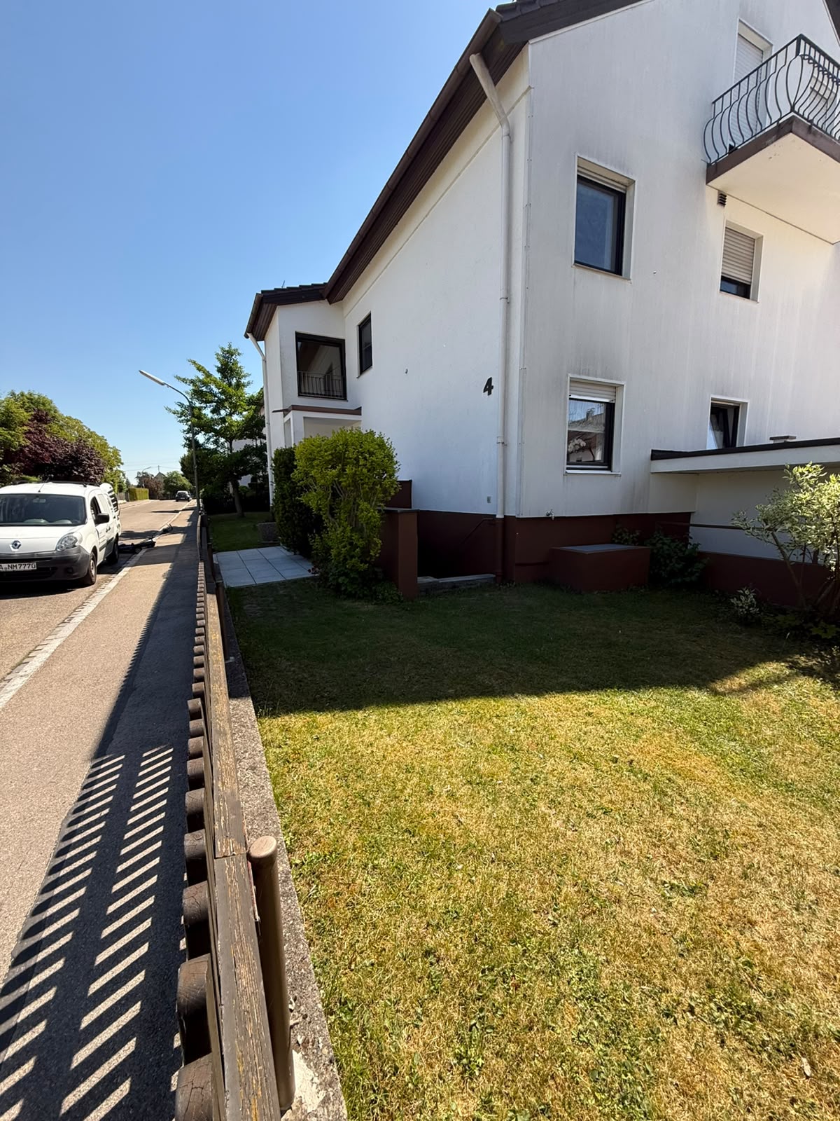 Gepflegter Garten an einem Mehrfamilienhaus in Augsburg