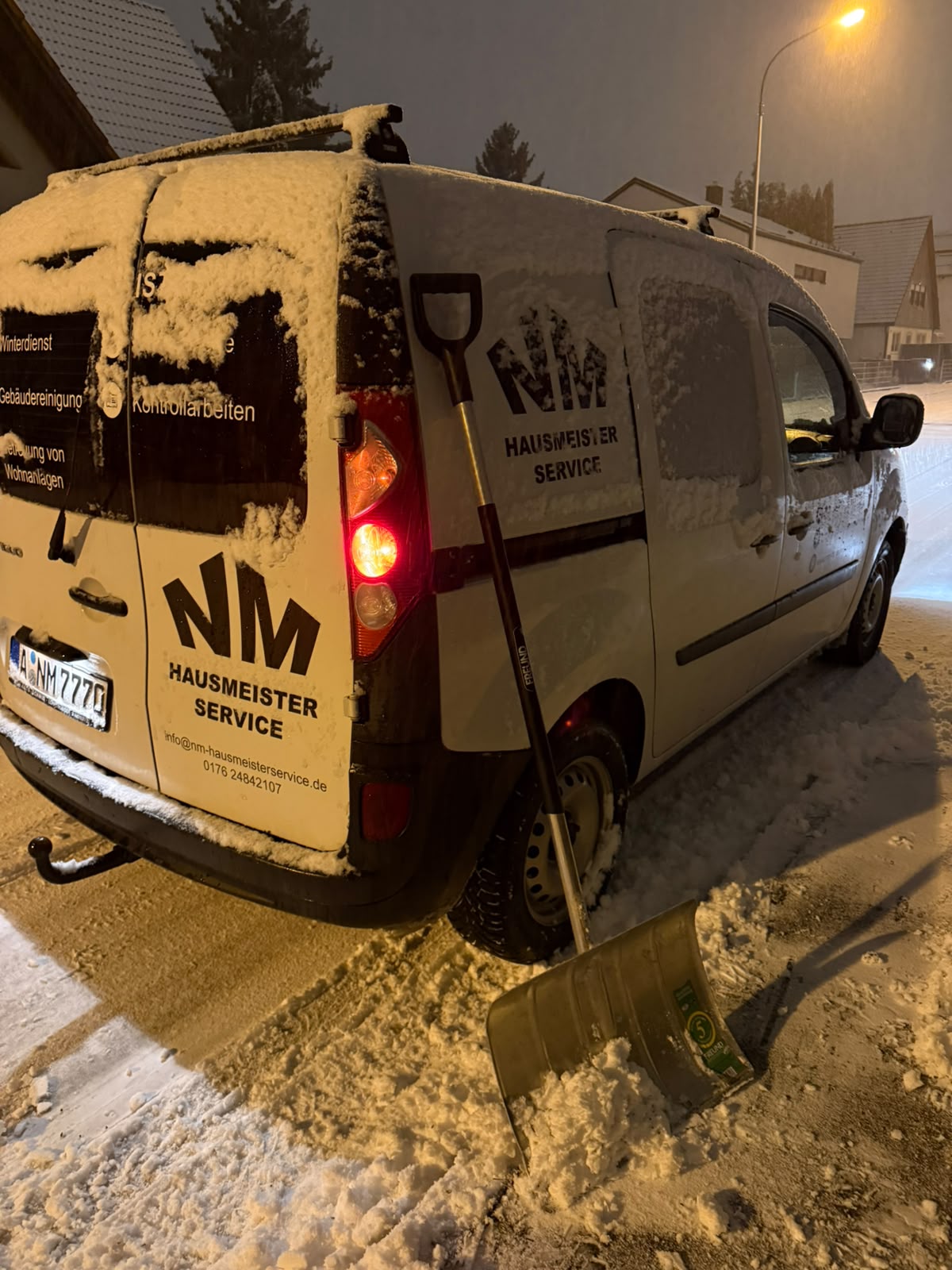 NM Hausmeisterservice Fahrzeug im Schnee mit Schneeschieber in Augsburg