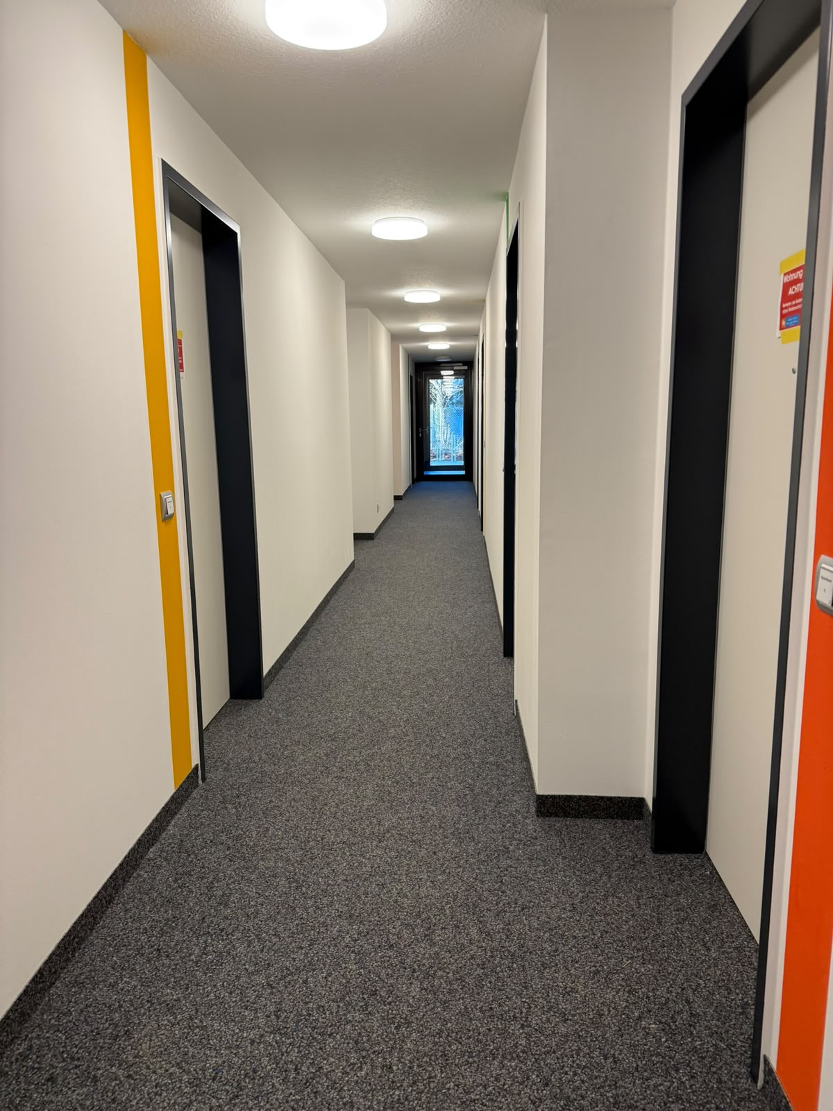 Gepflegter Flur in einer Wohnanlage in Augsburg für regelmäßige Kontrollgänge