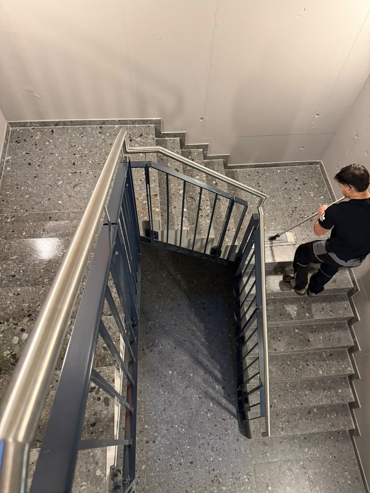 Mitarbeiter von NM Hausmeisterservice bei der Reinigung eines Treppenhauses
