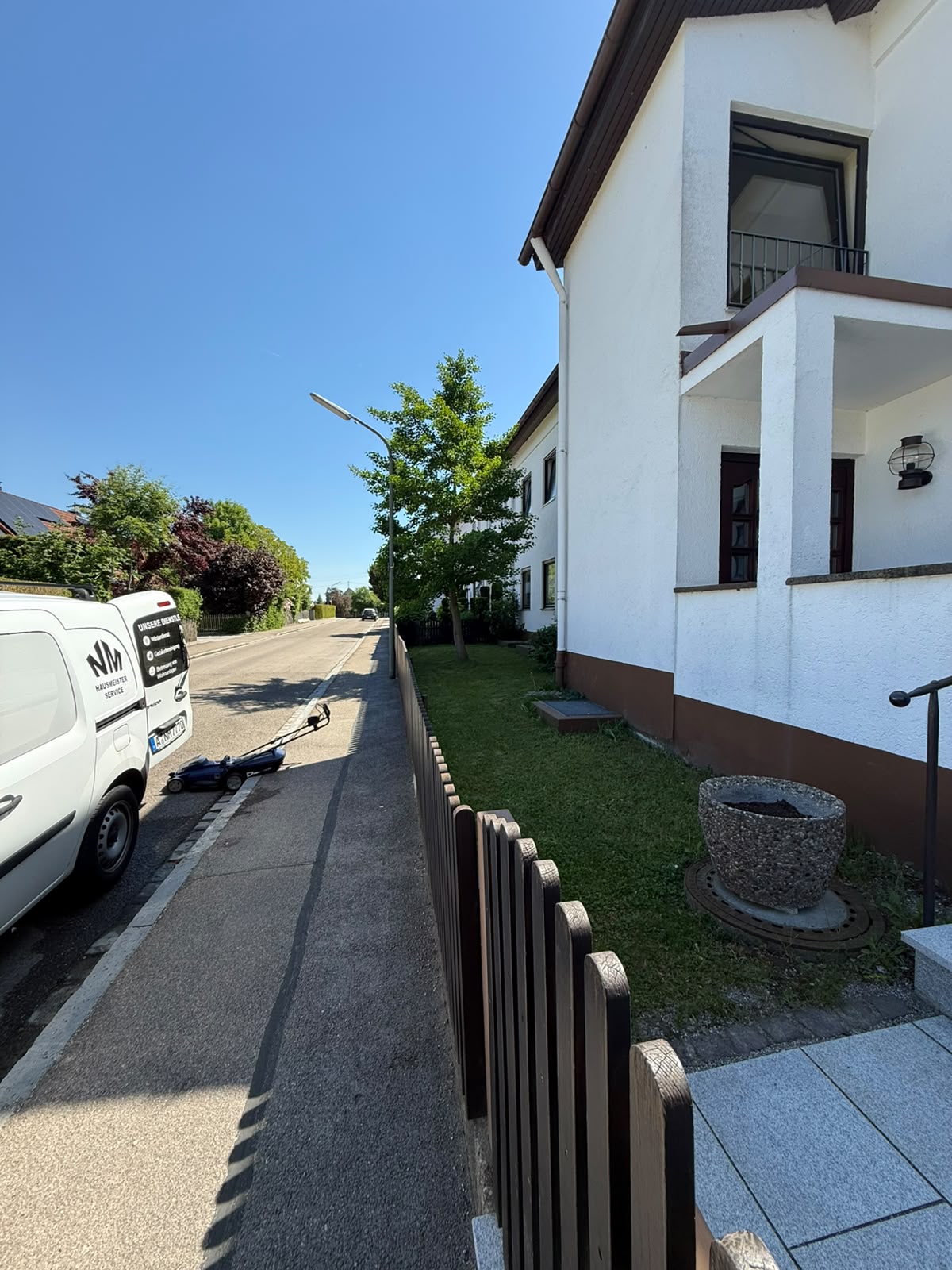 Gartenpflege an einer Wohnanlage mit Fahrzeug von NM Hausmeisterservice