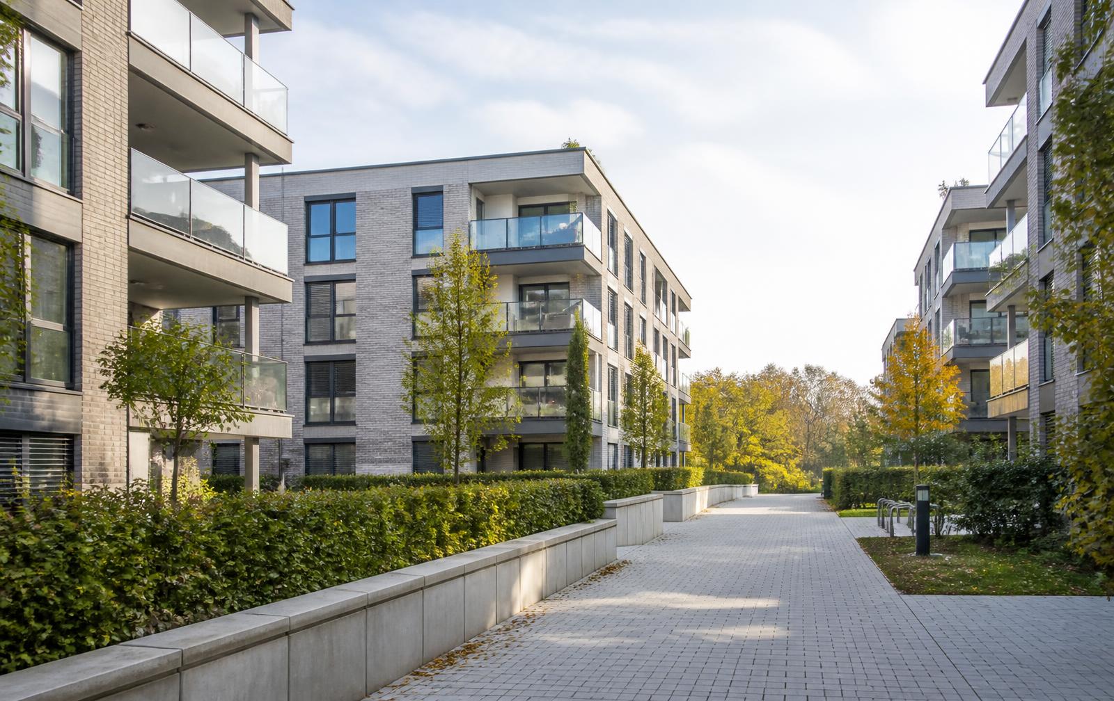 Gepflegte Wohnanlage mit Grünflächen in Augsburg